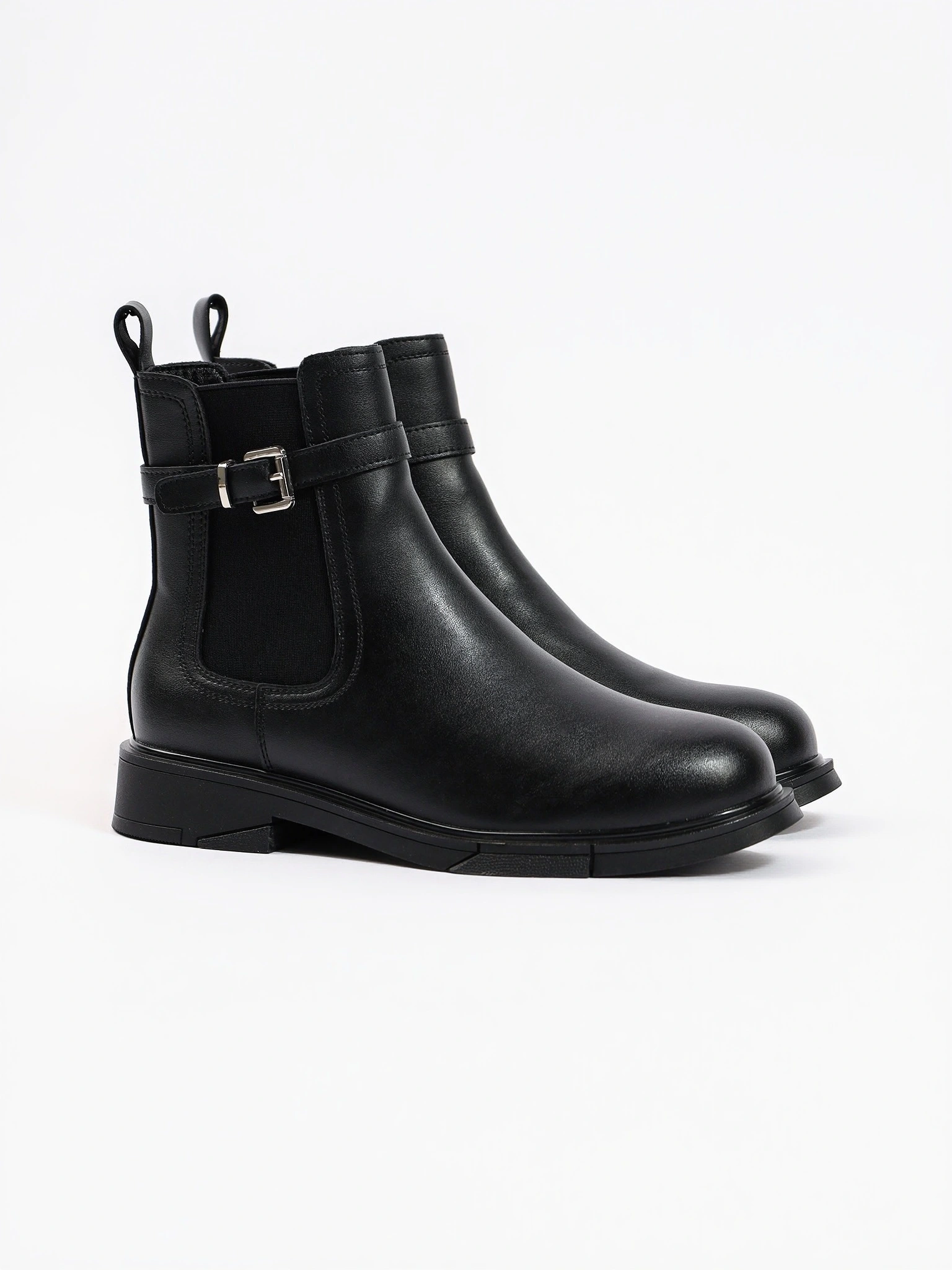 Ботинки-челси черного цвета с декоративным ремешком из натуральной кожи